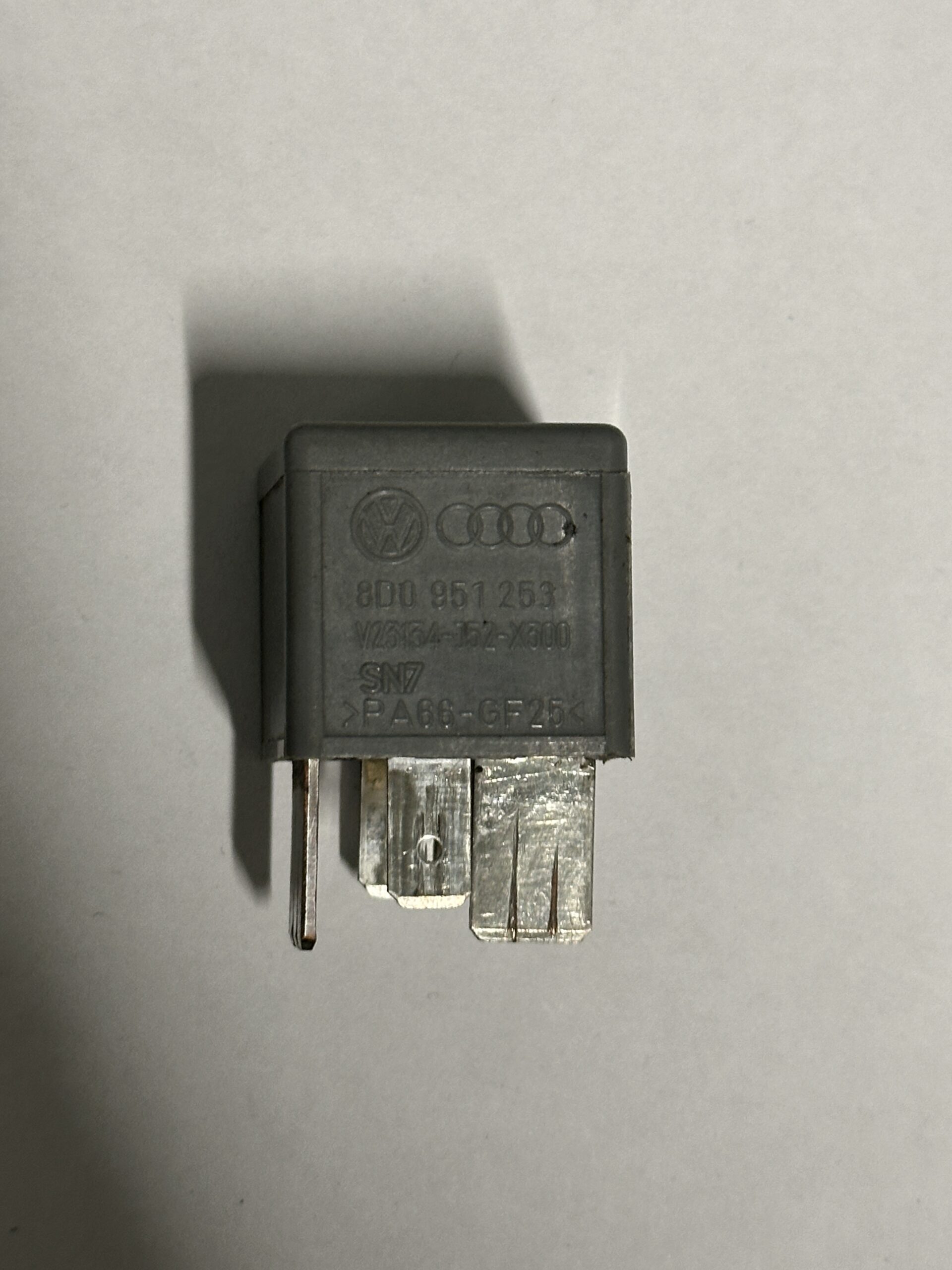 relais Volkswagen Audi 8D0 951 253 12V 70A